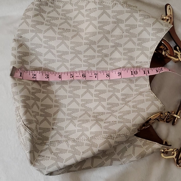 Michael Kors Vanilla Signature Shoulder Bag - Picture 16 of 16